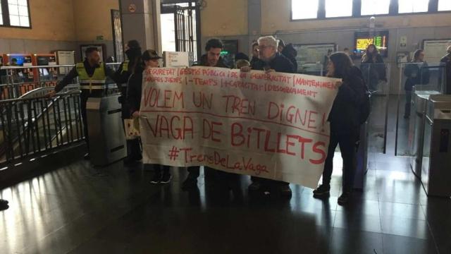 Los CDR han cortado durante unos minutos parte de los accesos de la estación @Alfonsoiaio