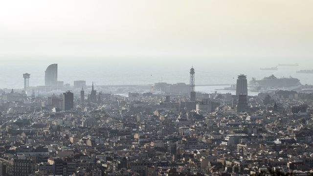 Un vecino de Barcelona ha denunciado al Ayuntamiento por no reducir la contaminación / HUGO FERNÁNDEZ