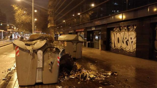 Contenedores quemados en Gran Via de Barcelona / @barcelona_GUB