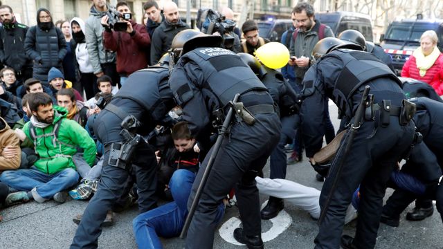 Agentes de los Mossos d'Esquadra desalojando la Gran Via / EFE/TONI ALBIR