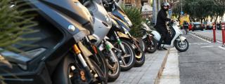 Motos aparcadas en una acera de Barcelona / HUGO FERNÁNDEZ