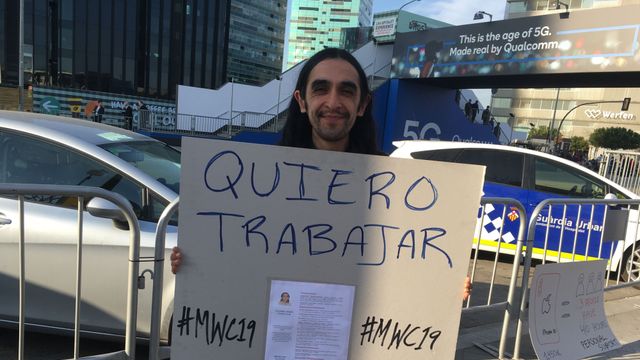 Leandro en la entrada del Mobile World Congress buscando trabajo / PAULA BALDRICH