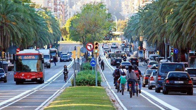 Un grupo de ciclistas en Barcelona / EFE