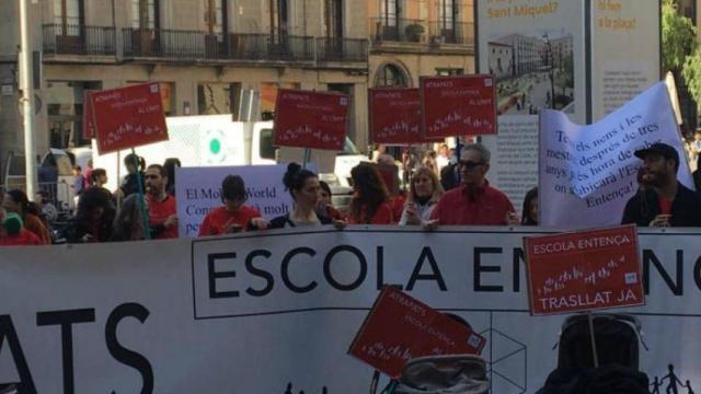 Las familias exigen la ubicación definitiva del centro / LLUÍS REGÀS