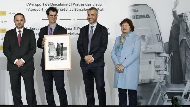 Acto del cambio de nombre del aeropuerto de Barcelona, que ya se llama Josep Tarradellas, con el ministro Ábalos a la izquierda / EFE ANDREU DALMAU