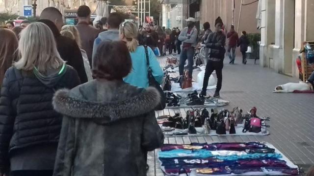 Los manteros cuentan con una amplia presencia en la capital catalana / JORDI SUBIRANA