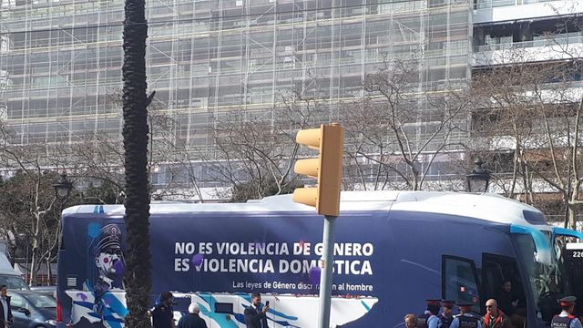 Autobús de Hazte Oir detenido en la Diagonal / EUROPA PRESS