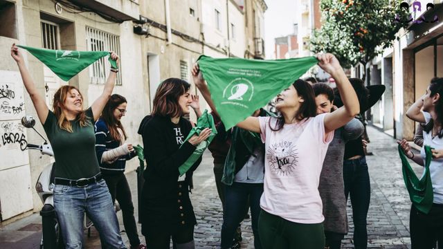 Manifestantes de la organización Marea Verde Barcelona preparándose para el 8M / FEDRA BRONDO