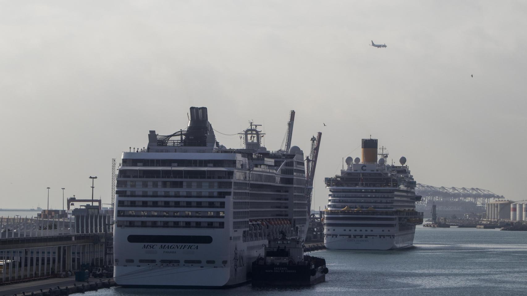Cruceros atracados en el puerto de Barcelona / HUGO FERNÁNDEZ