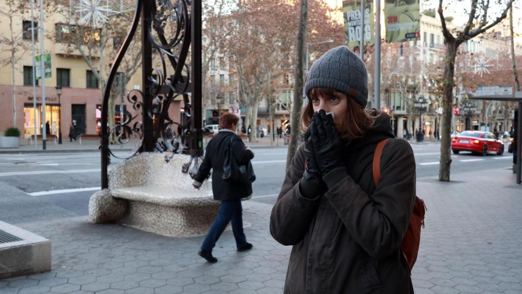 Personas paseando por paseo de Gràcia durante una ola de frío en Barcelona / HUGO FERNÁNDEZ