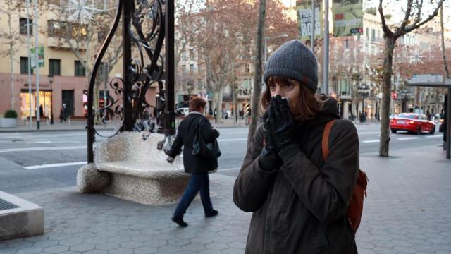 Personas paseando por paseo de Gràcia durante una ola de frío en Barcelona / HUGO FERNÁNDEZ