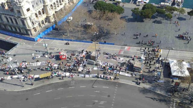 La presencia de manteros en el Portal de la Pau ha aumentado en los últimos meses