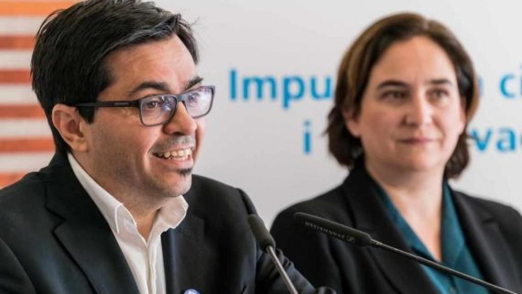 Gerardo Pisarello junto a Ada Colau