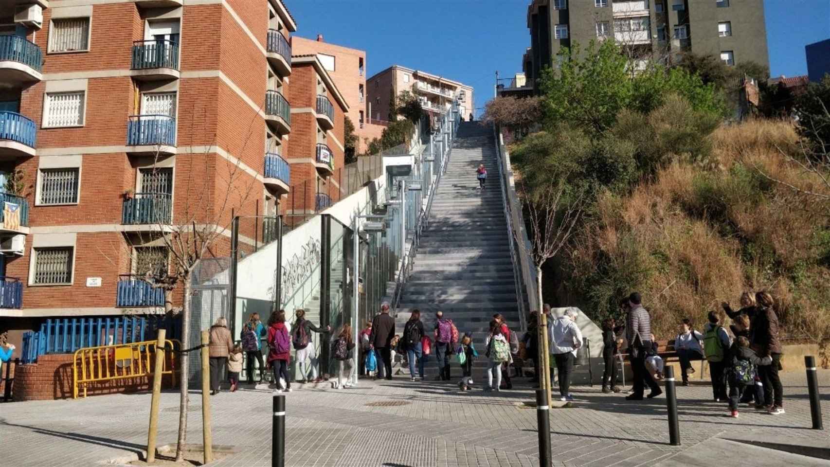 Los vecinos de una calle de Horta-Guinardó, sin ascensor desde hace más de un mes: obligados a subir más de 160 escalones