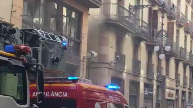 Los bomberos extinguen un incendio en el centro de Barcelona / Twitter