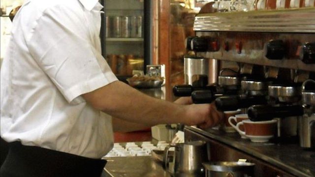 Un camarero en un bar / EFE