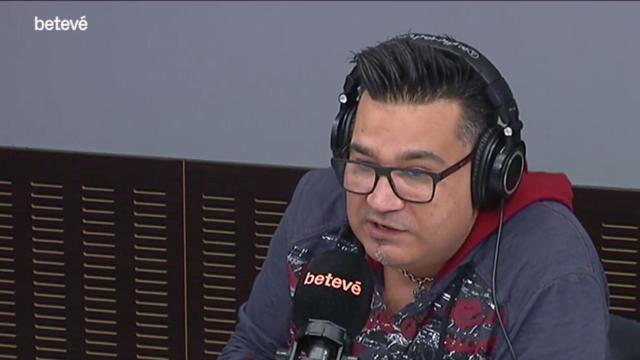 El cantante de Sabor de Gràcia, Sicus Carbonell, en el plató de Betevé / BETEVÉ