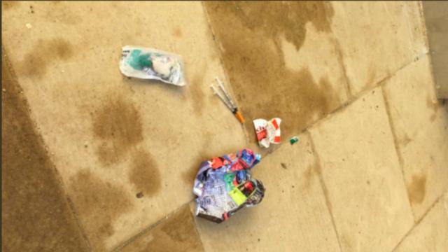 Jeringuillas en la plaza Carme Simó del Gòtic / Twitter