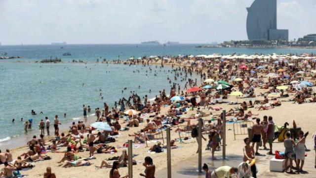 Usuarios en una playa de Barcelona, que este fin de semana inician una nueva temporada / EFE