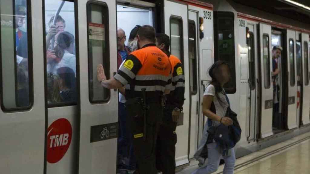 Vigilants del metro durant un operatiu / ARXIU