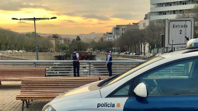 Dos agentes de los Mossos d'Esquadra en el puente donde intento suicidarse la mujer / MOSSOS D'ESQUADRA