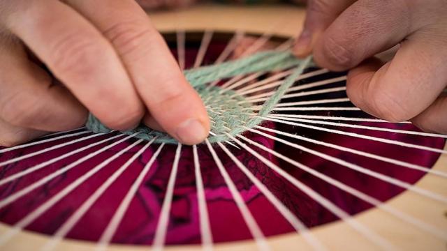 Artesano realizando una actividad en la edición Tallers Oberts BCN / PIXABAY