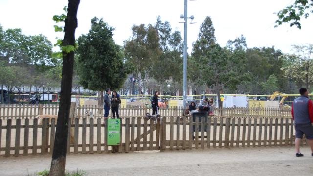 Los vecinos, divididos por la ubicación del pipicán de Can Dragó / M. B.