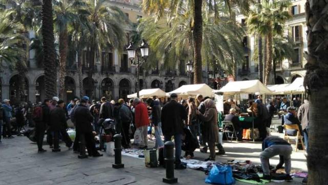 La Urbana ha tenido que actuar para impedir que el 'mercat de la miseria' volviera a la plaza Reial