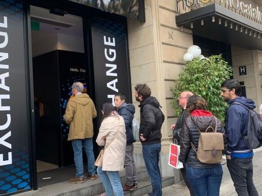 Llargues cues en un caixer automàtic de Plaça Catalunya / V.M