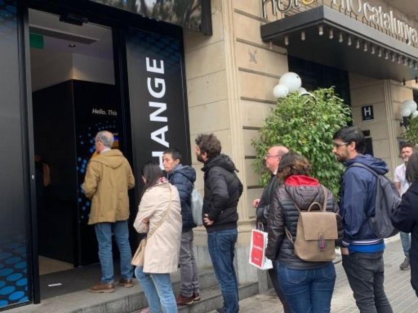 Largas colas en un cajero automático de Plaza Catalunya / V.M