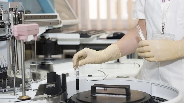 Científico realizando unas pruebas para el coronavirus en Barcelona / PIXABAY