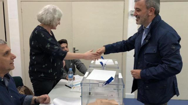 El concejal del PSC Jaume collboni vota, este domingo, en las elecciones generales / TWITTER JAUME COLLBONI