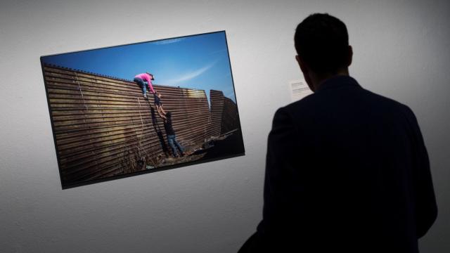 Un visitante en una exposición / EFE-Quique García