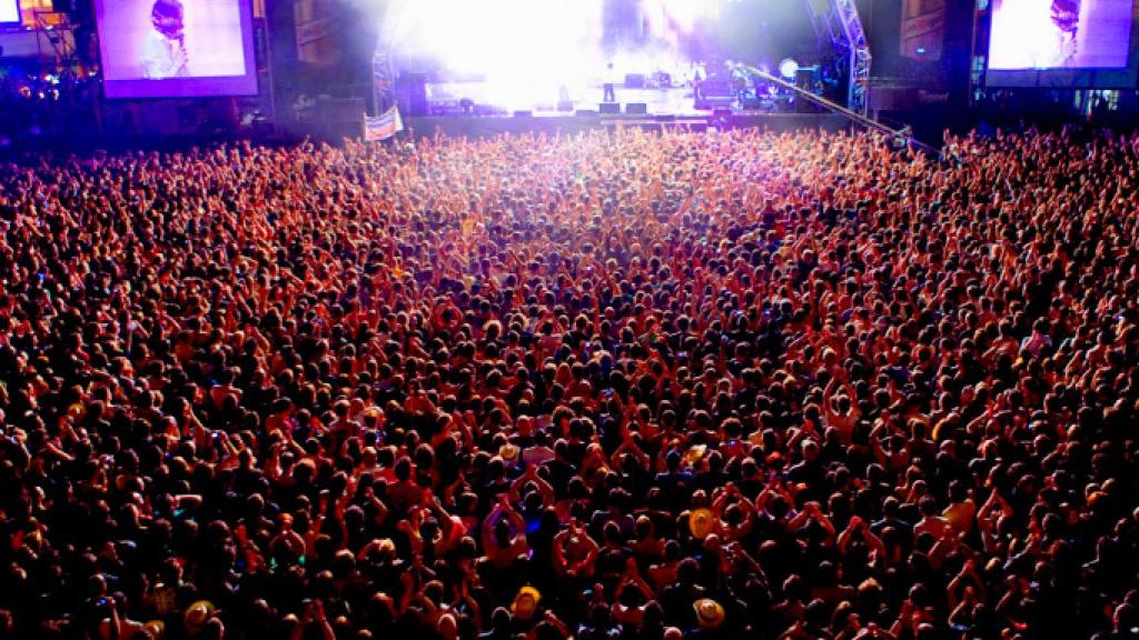 Imatge d'un concert del Primavera Sound, amb una gran aglomeració d'espectadors