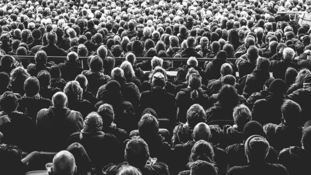 Asistentes en una obra de teatro / Archivo