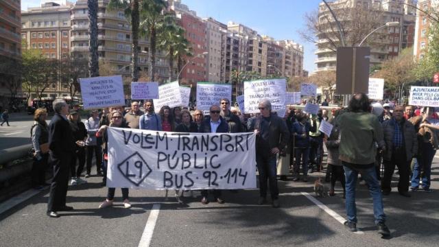 Los vecinos del Baix Guinardó, muchos de ellos personas mayores, se manifiestan para recuperar la línea 92 / E. B.