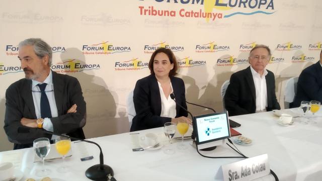 Ada Colau junto con Josep Ramoneda en la conferencia de Nueva Economia Fòrum / JORDI SUBIRANA