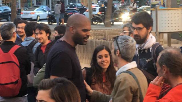 Jordi Magrinyà, Anna Saliente y Roger Español, en la plaza Artós.