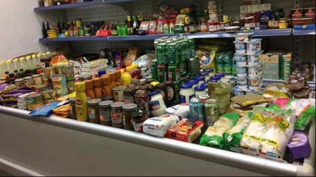 Retirados 551 productos caducados de un supermercado 24 horas