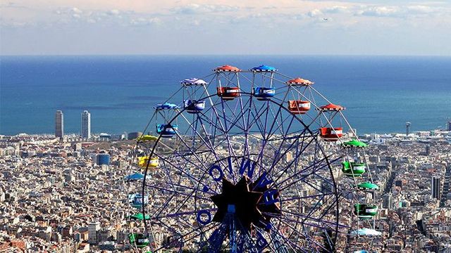 Vista panorámica de la ciudad de Barcelona con el mar de fondo
