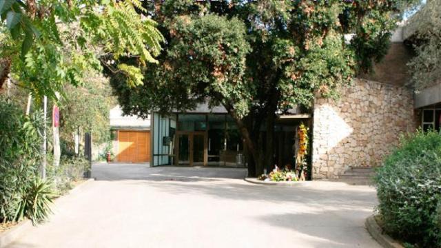 Entrada al crematorio de Collserola, situado en mitad del parque natural junto a Barcelona / CG