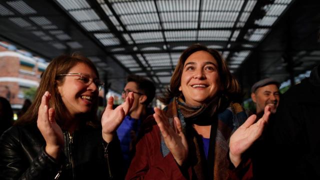 Ada Colau, con Janet Sanz, durante la campaña electoral para las municipales de 2023
