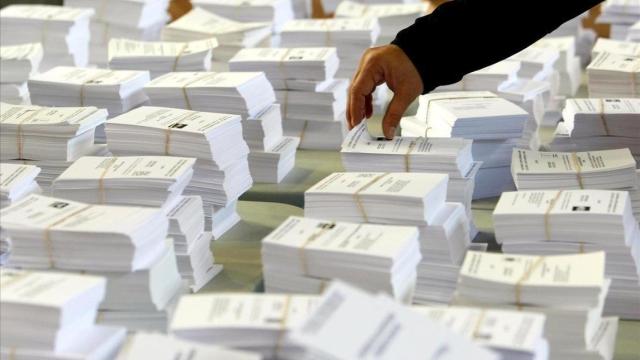 Multitud de papeletas encima de una mesa electoral en Barcelona