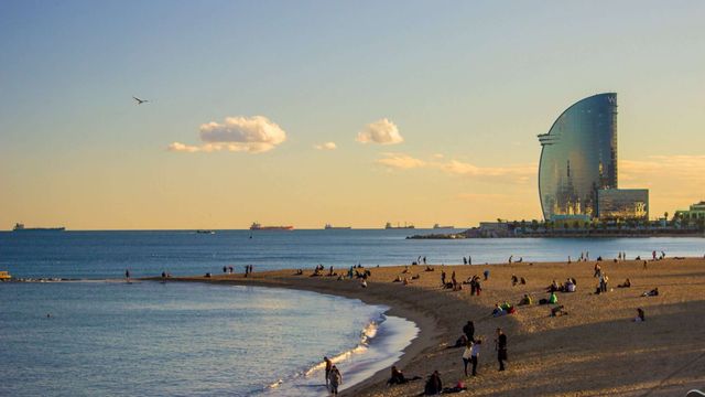 Vista panorámica de la playa de la Barceloneta, en Barcelona