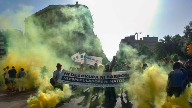 Manifestantes en la concentración de Sants en contra de los desokupas / Twitter
