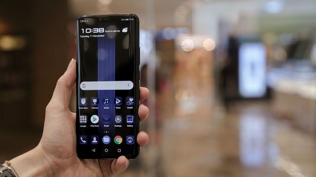 Persona sujetando un móvil con 5G en Barcelona / UNSPLASH