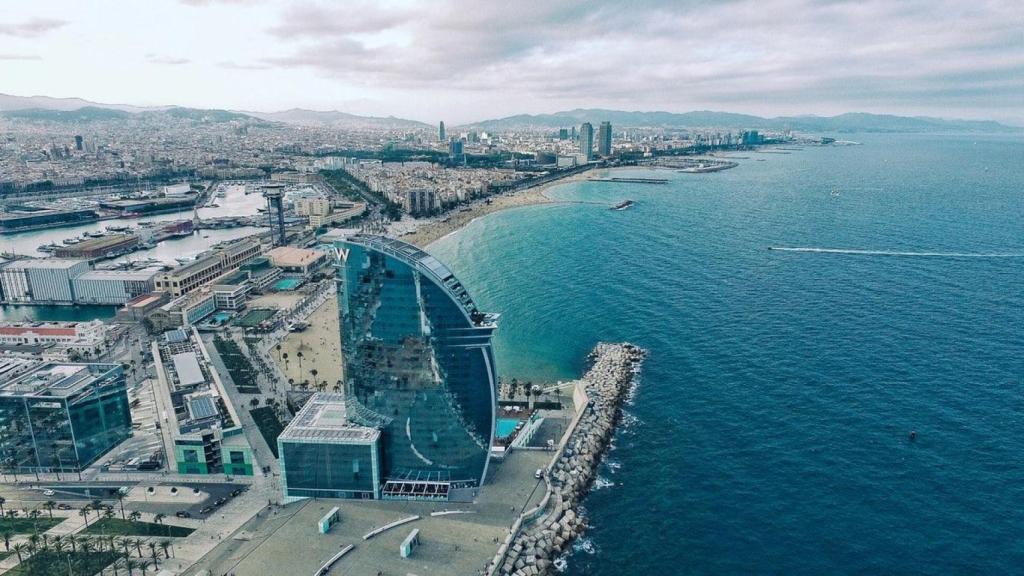 Vista aèria de la ciutat de Barcelona amb l'Hotel W i la platja de la ciutat de fons