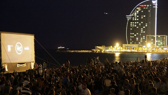 Personas asistiendo al ciclo de Cine en la Playa / AYUNTAMIENTO DE BARCELONA