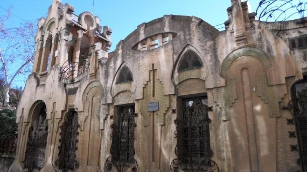 La casa Tosquella és un edifici modernista ubicat al barri barceloní del Putxet