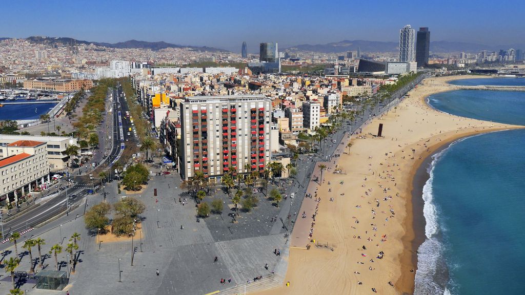 Vista aèria de la platja de Barcelona al costat del passeig marítim